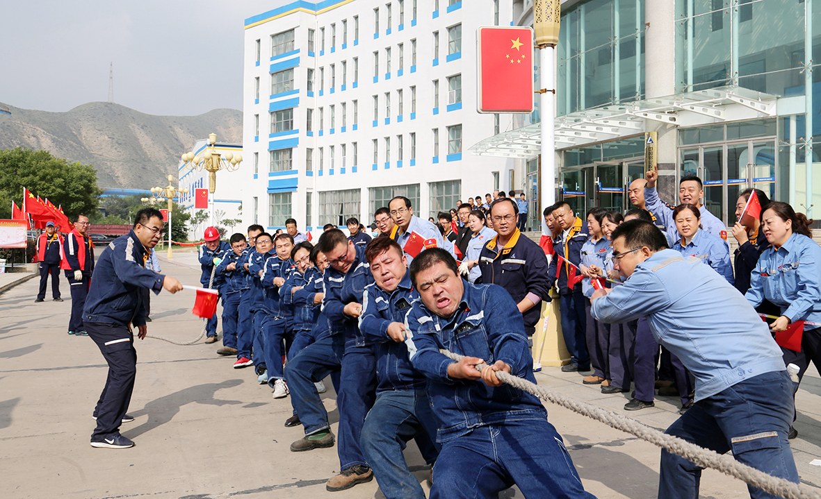 图为金年会金字招牌股份连城分公司开展拔河比赛。陈建峰 摄